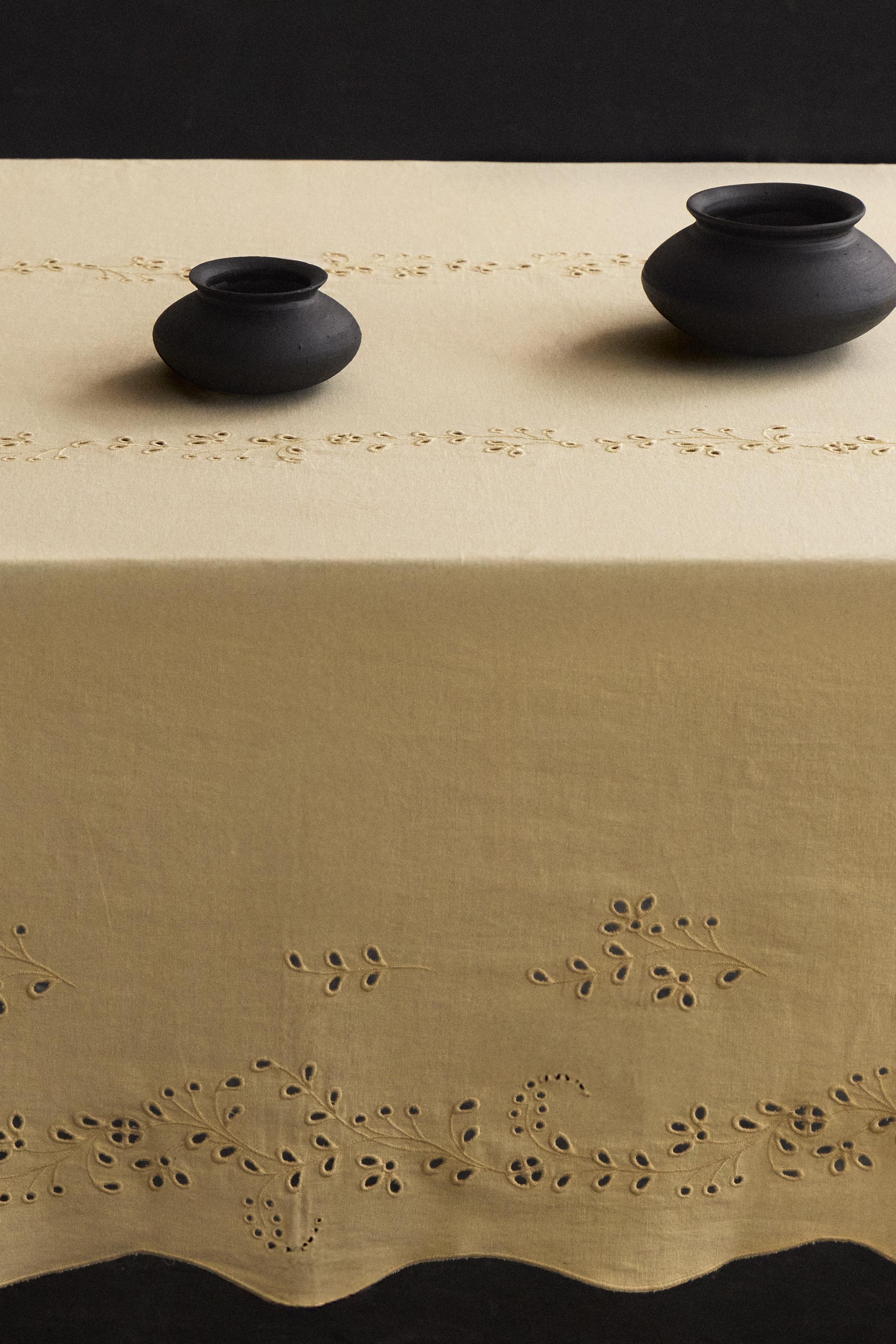 EMBROIDERED LINEN TABLECLOTH