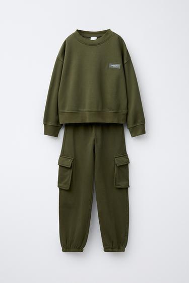 طقم سويت شيرت وبنطلون رياضي بملصق - كاكي الخاص بـ Zara - صورة 0