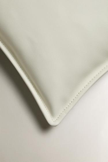 HOUSSE DE COUSSIN CUIR SURPIQÛRE - Écru de Zara - Image 1