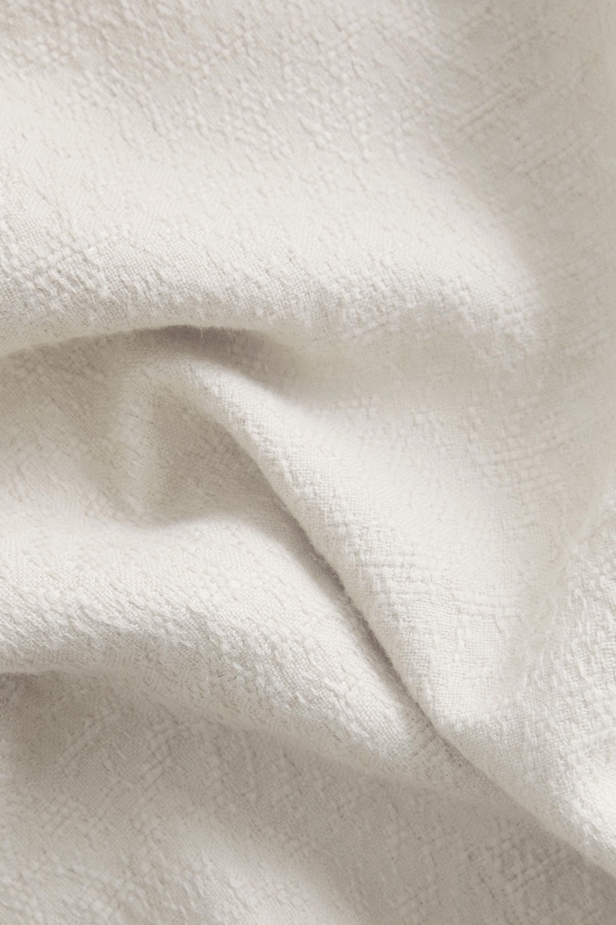 TEXTURED JACQUARD BEDSPREAD