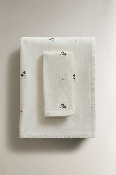 NAPPE BRODERIES TRÈFLE ET MARGUERITE - Écru de Zara
