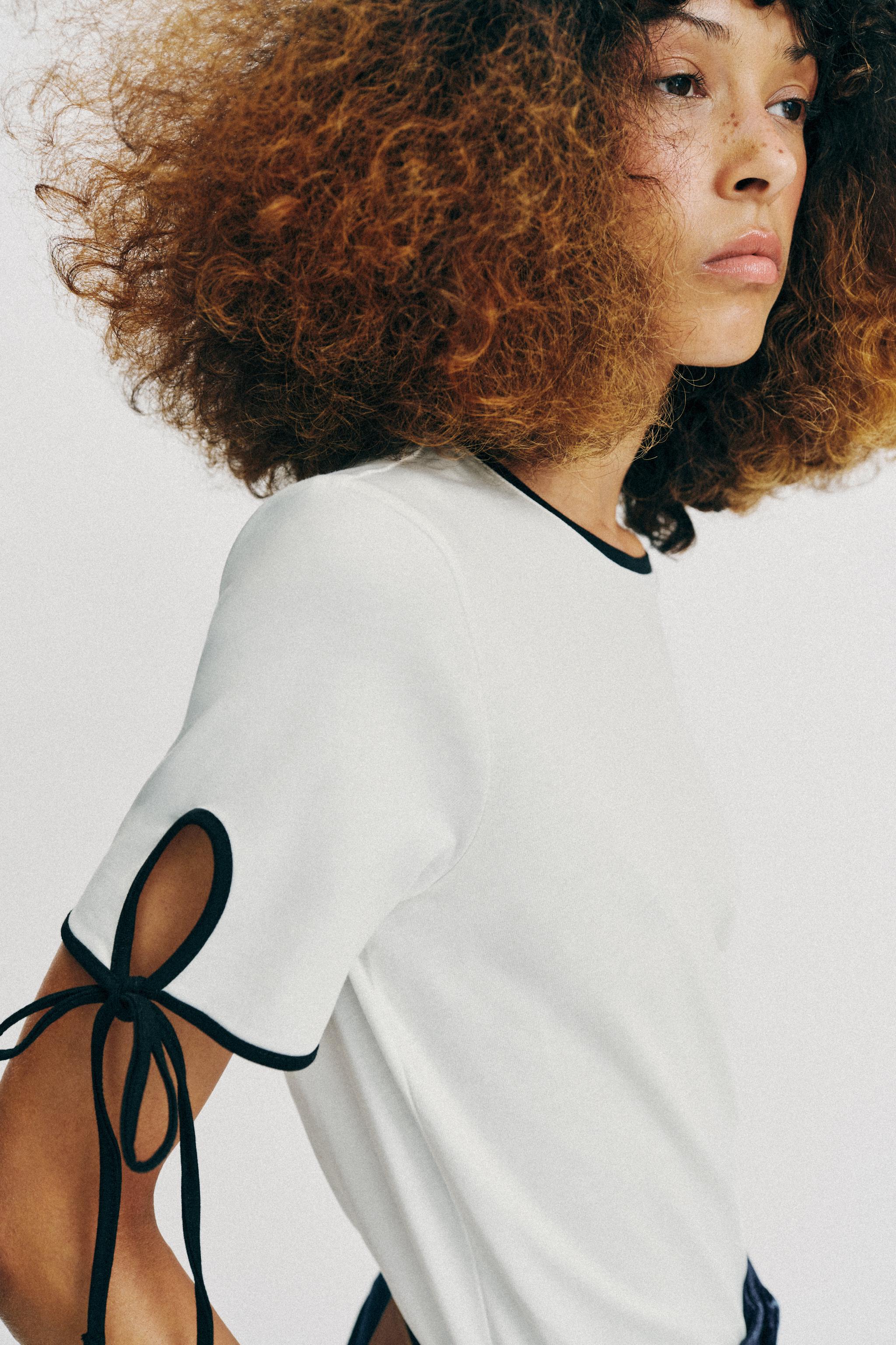 CONTRAST BOW T-SHIRT