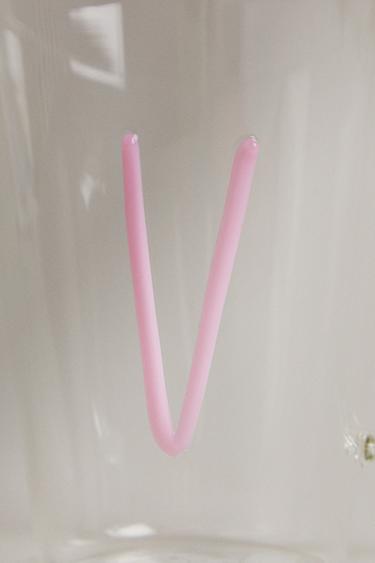 BOROSILICATE MUG WITH INITIAL V - Pink by Zara - Image 3