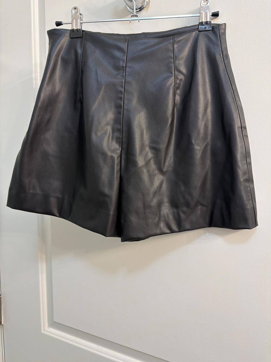 FAUX LEATHER SHORTS WITH A HIGH WAIST - Image 2