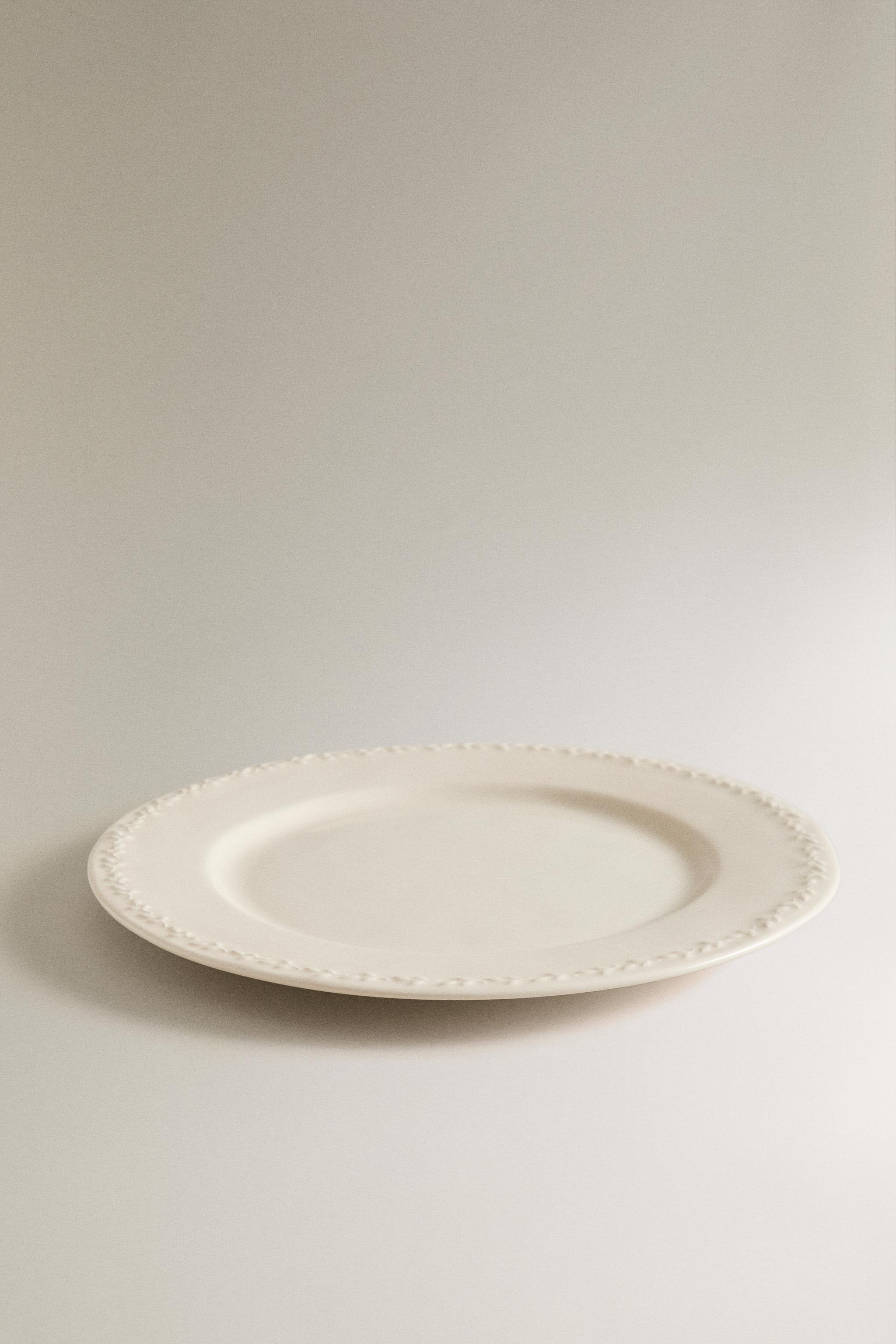 EARTHENWARE DINNER PLATE WITH RAISED RIM DETAIL — Cream