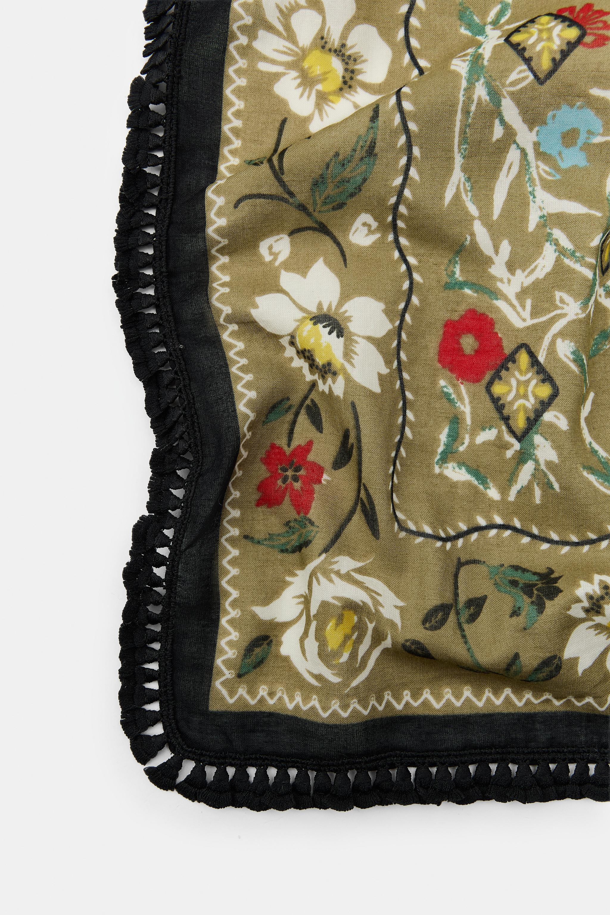FOULARD À IMPRIMÉ FLEURS ET FRANGES