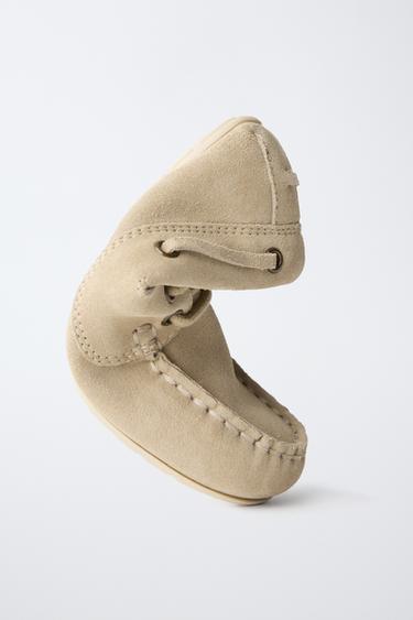 CHAUSSURES BATEAU EN CUIR - Marron sable de Zara - Image 2