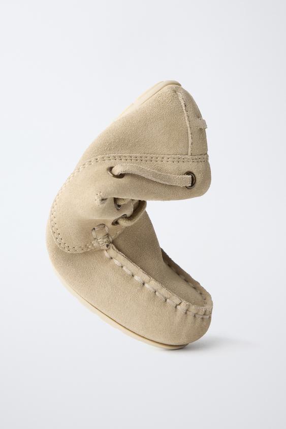 CHAUSSURES BATEAU EN CUIR - Marron sable de Zara - Image 2