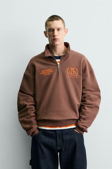 Zaras SWEATSHIRT MED DRAGKEDJA OCH KONTRASTERANDE TEXTER - Brun