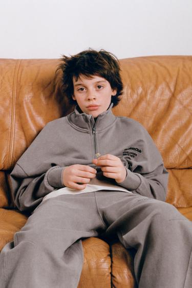 БРЮКИ BARREL ИЗ МЯГКОЙ ТКАНИ С НАДПИСЬЮ — СЕРО-КОРИЧНЕВЫЙ от Zara