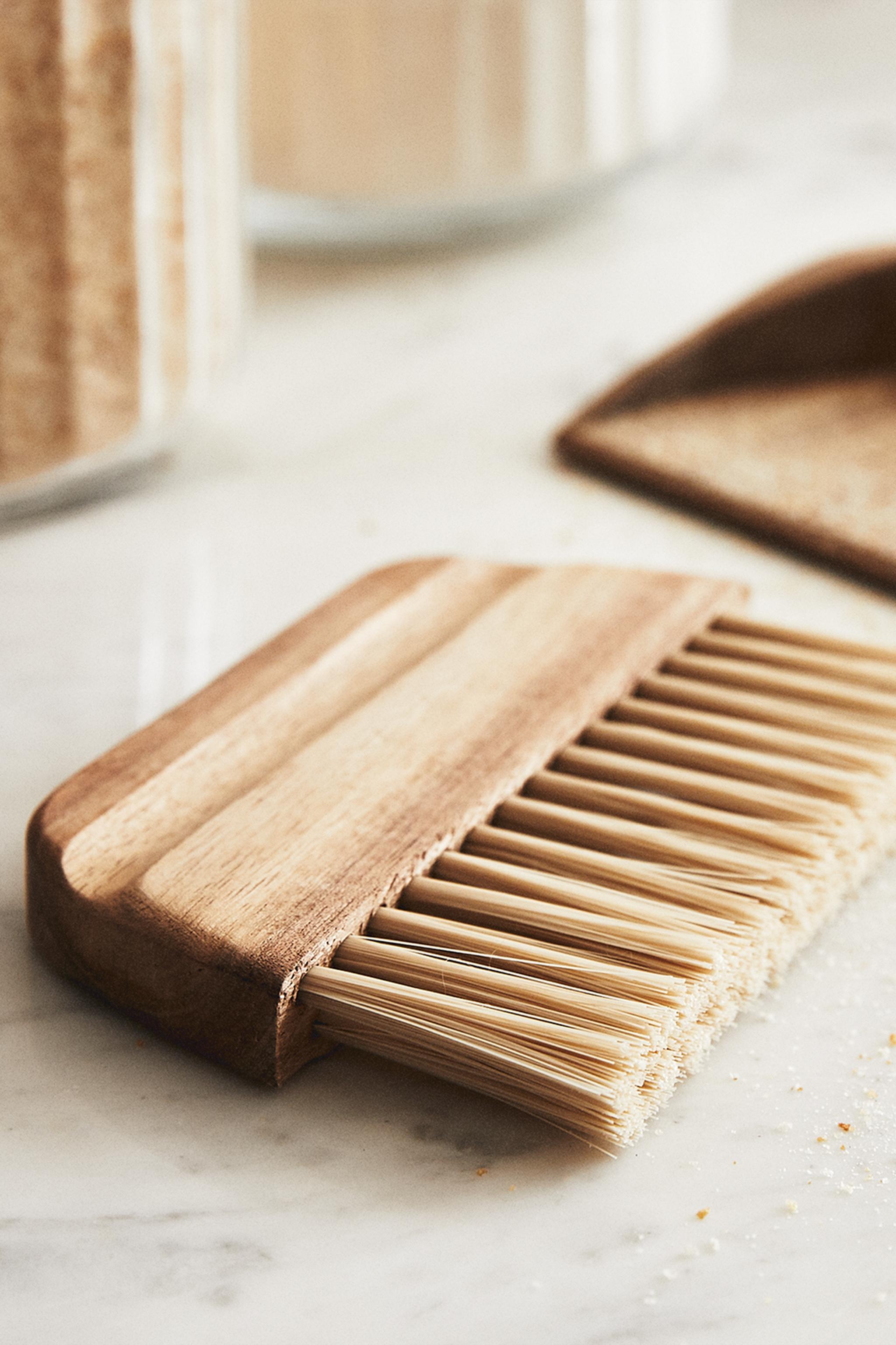 WOODEN TABLE BRUSH AND DUSTPAN — Light beige