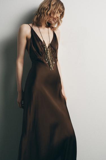 فستان بمظهر ساتاني وفتحة في الظهر - بني داكن by Zara