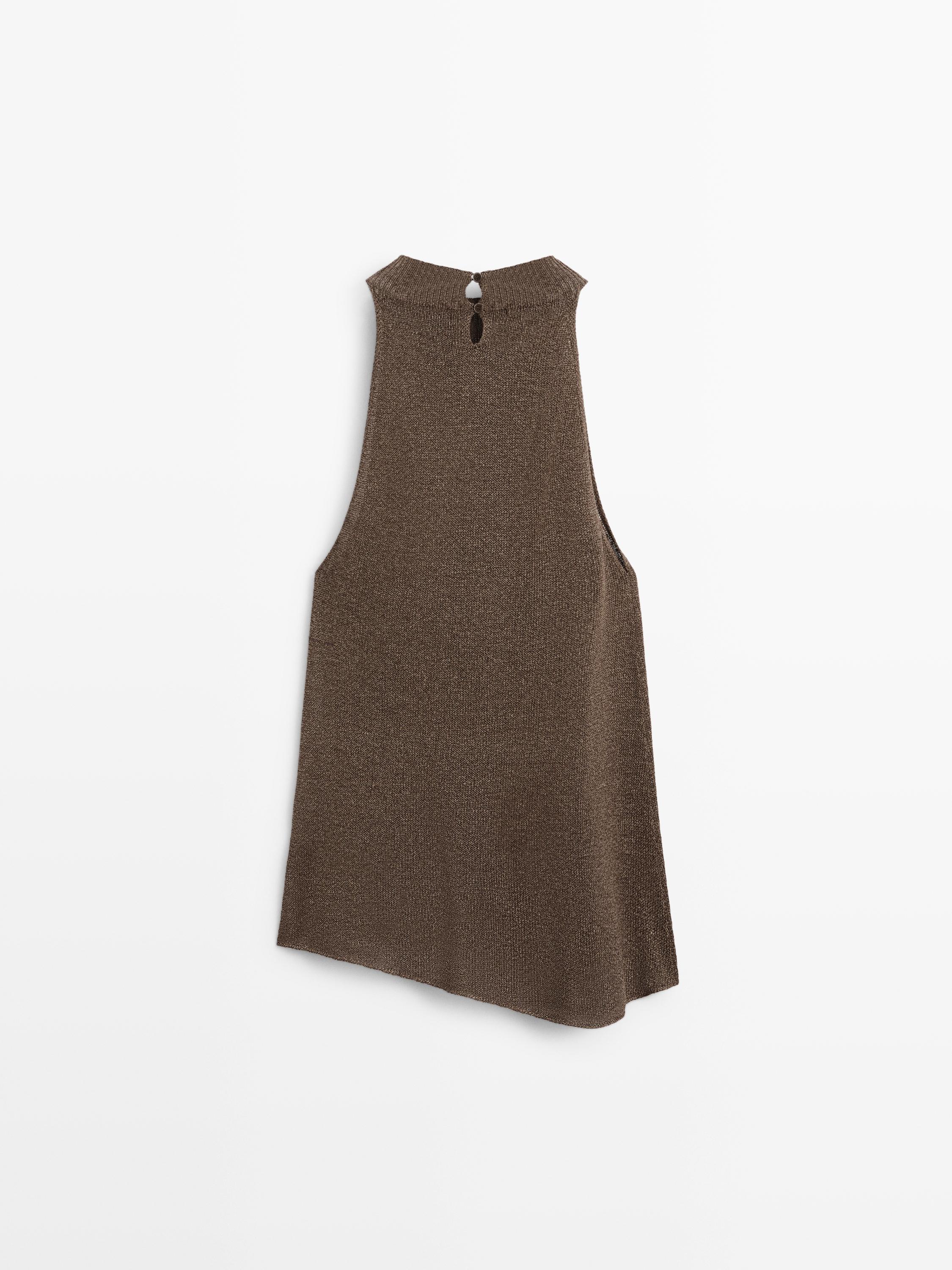 Total look asymmetric halter knit top