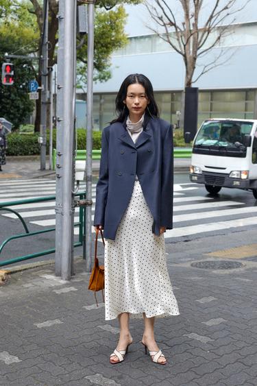 サテンドットミディ丈スカートエクリュ/ブラックZaraのサテンドットミディ丈スカート - エクリュ/ブラック 