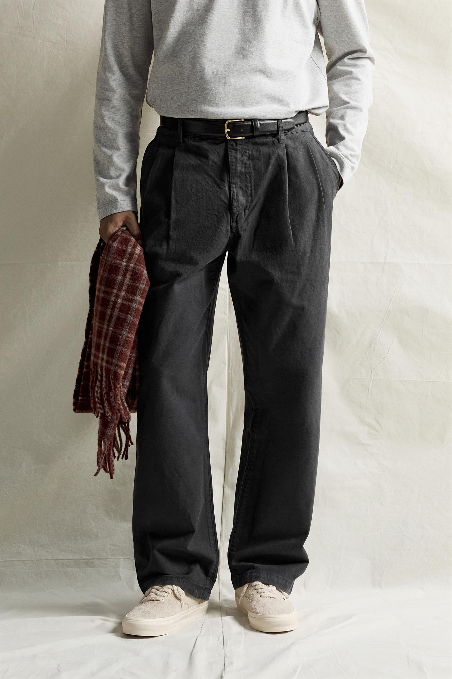 Мужские брюки Zara Regular-Fit Pleated Chino, цвет: Серо-бежевый — фото 2