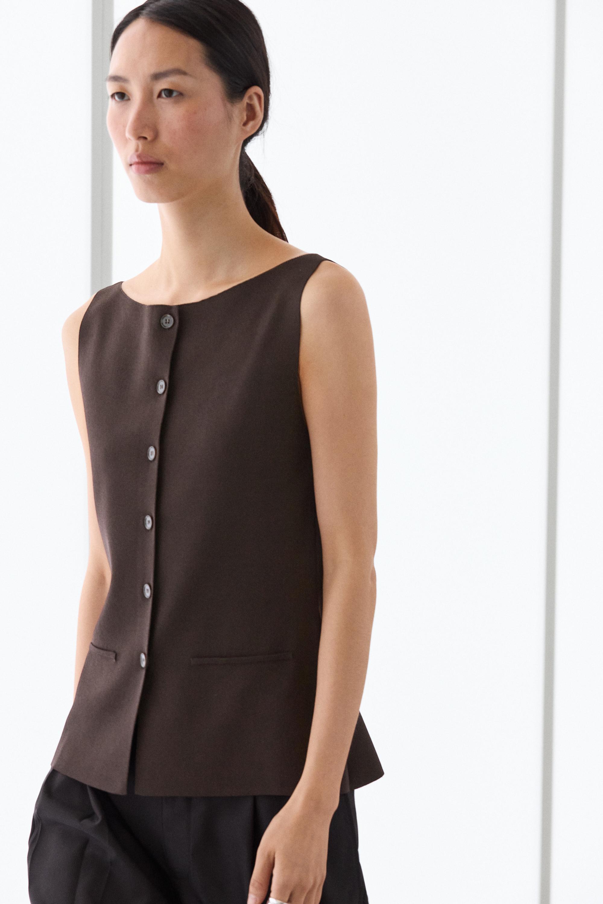 Knit vest with pocket details — Brown