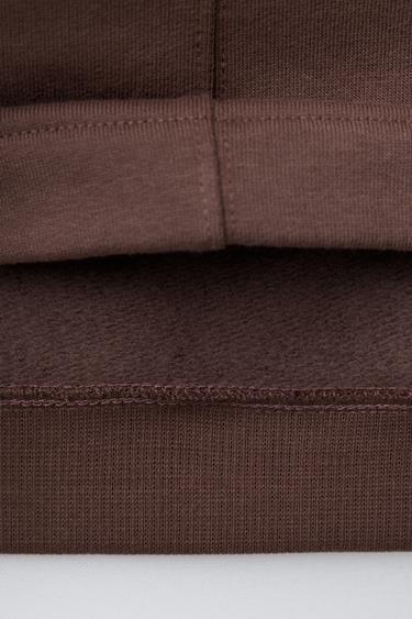 SWEAT AVEC INSCRIPTION EN RELIEF - Chocolat de Zara - Image 4