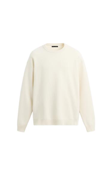 Front view of an jumper, round neck, long sleeves, ribbed trims.