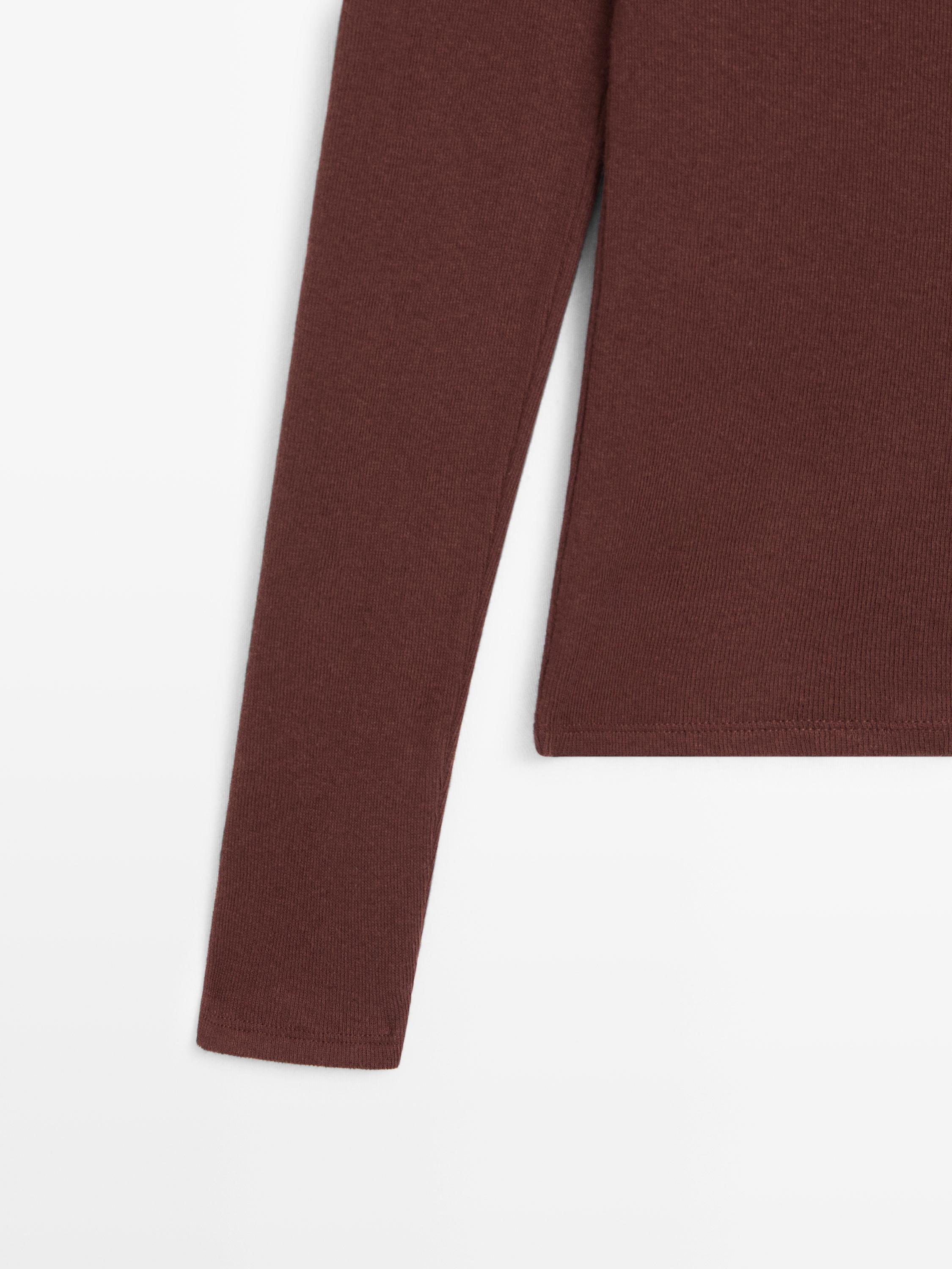 Top with contrast trim detail