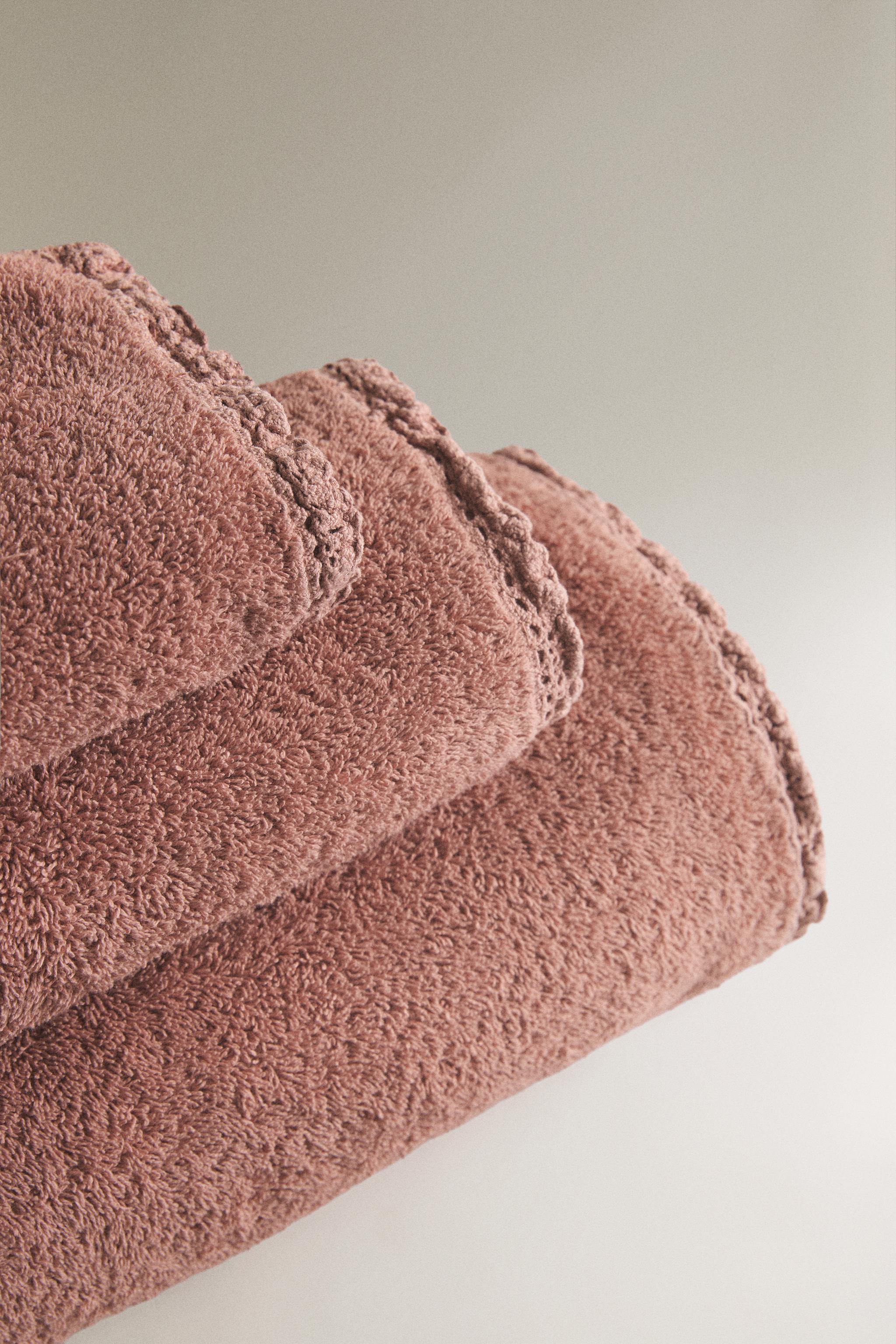 BATH TOWEL WITH CROCHET EDGE