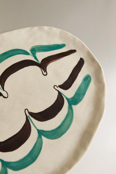 PLAT CÉRAMIQUE PEINT X COLLAGERIE - Vert / Écru de Zara - Image 2