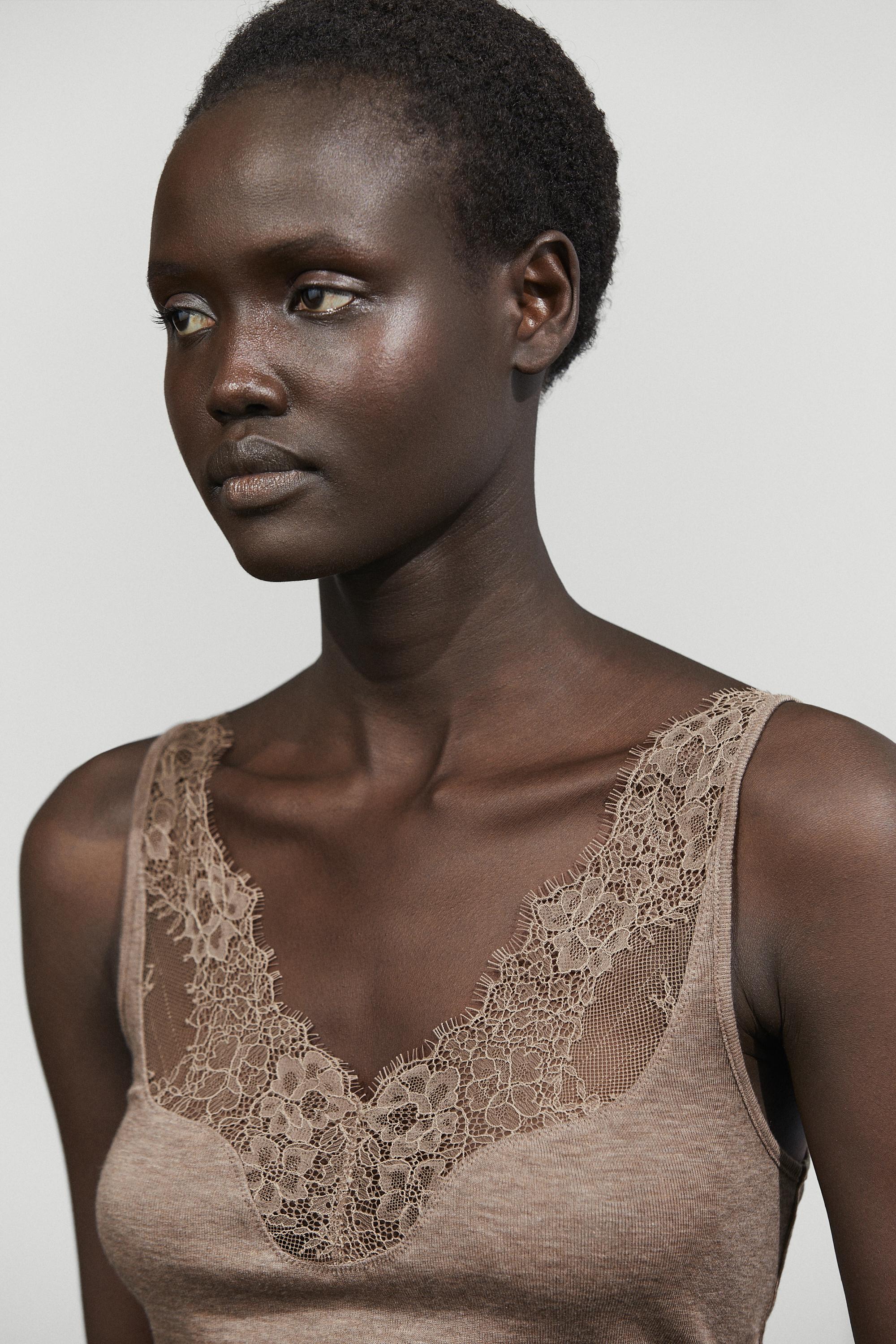 Top à bretelles style lingerie détail dentelle