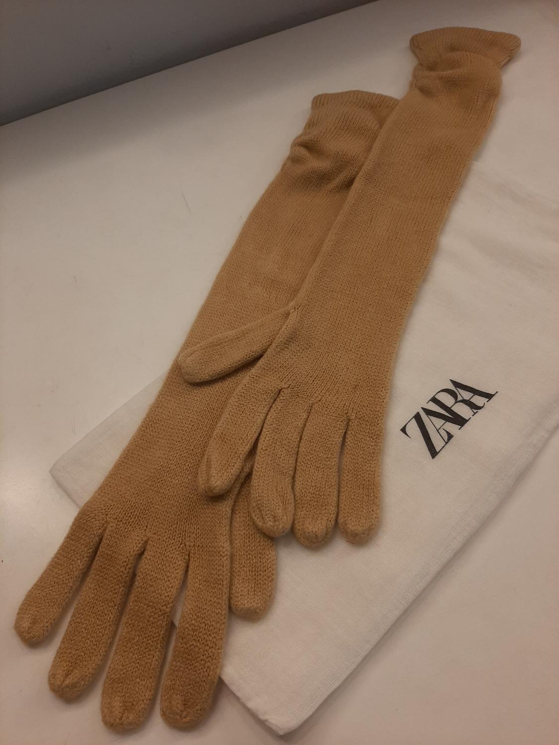 Long beige gloves on a white background with visible 'ZARA' text.