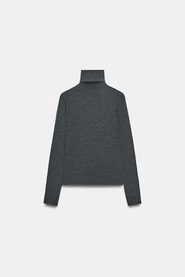 CAMISETA CUELLO CISNE - de Zara