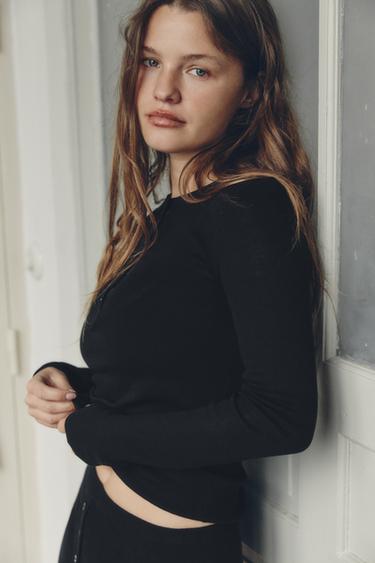 T-SHIRT AVEC BOUTONS EN COTON - Noir de Zara