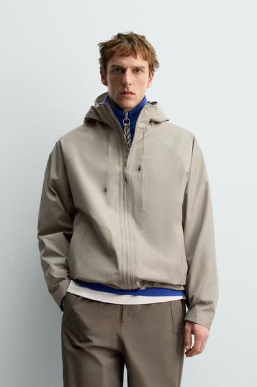 CHAQUETA TÉCNICA SHELL AARON LEVINE X ZARA - Verde medio de Zara