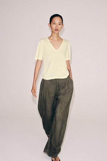 CAMISETA ESCOTE PICO FLUIDA - Amarillo de Zara - Imagen 0