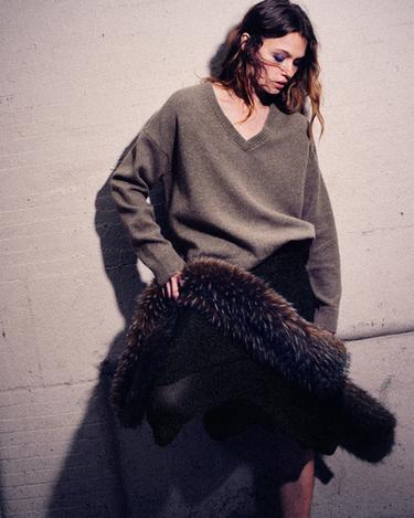 CASHMERE AND WOOL V-NECK JUMPER - Brown / Taupe by Zara