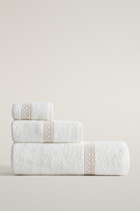 GEOMETRIC EMBROIDERY BATH TOWEL - ذهبي الخاص بـ Zara - صورة 0