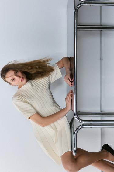 VESTIDO CORTO PUNTO RIB MANGA ABULLONADA - Crudo de Zara