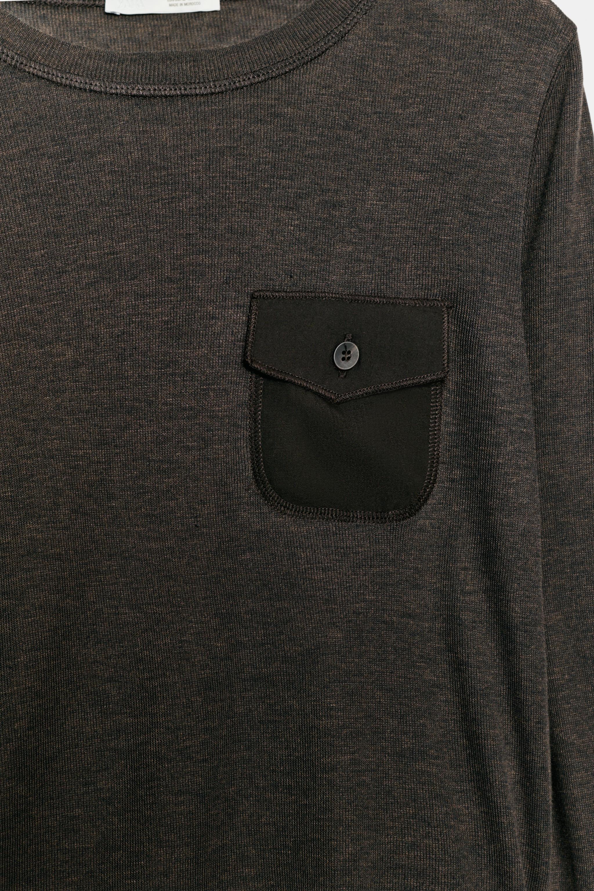 T-SHIRT EN MATIÈRES VARIÉES À PATTES ET POCHE