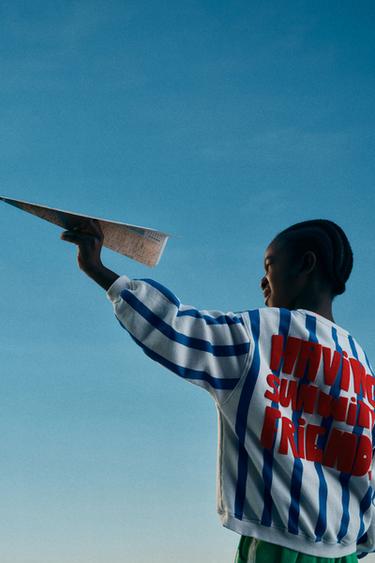 SWEAT À RAYURES ET TEXTE EN RELIEF - Écru / Bleu de Zara
