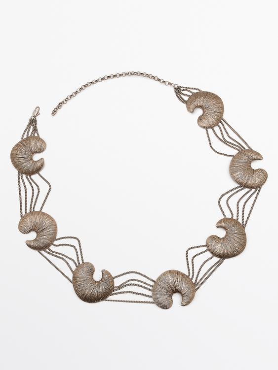 Belt with fossil pieces