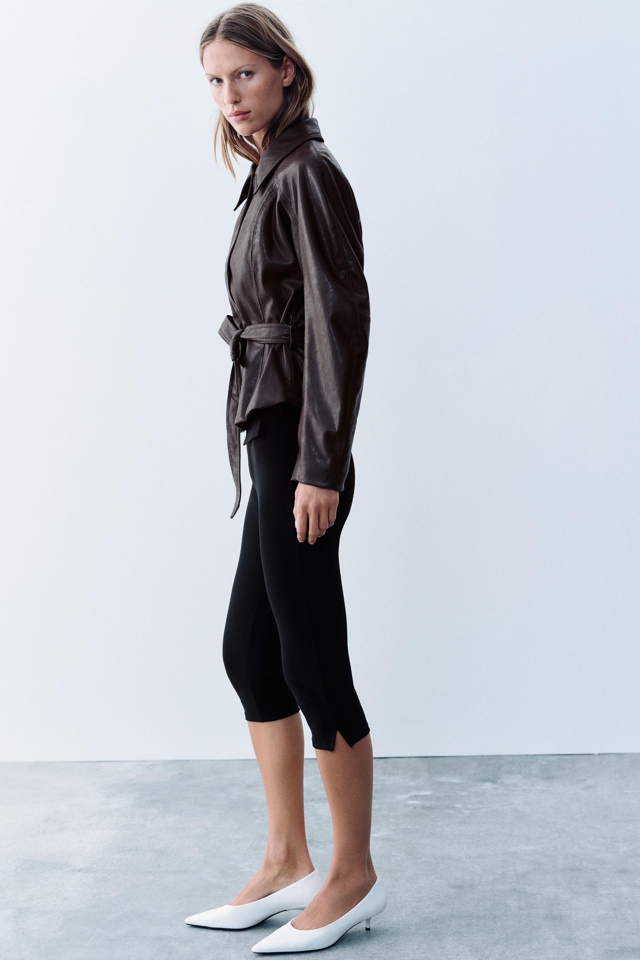 VESTE À CEINTURE EN MATIÈRE SYNTHÉTIQUE