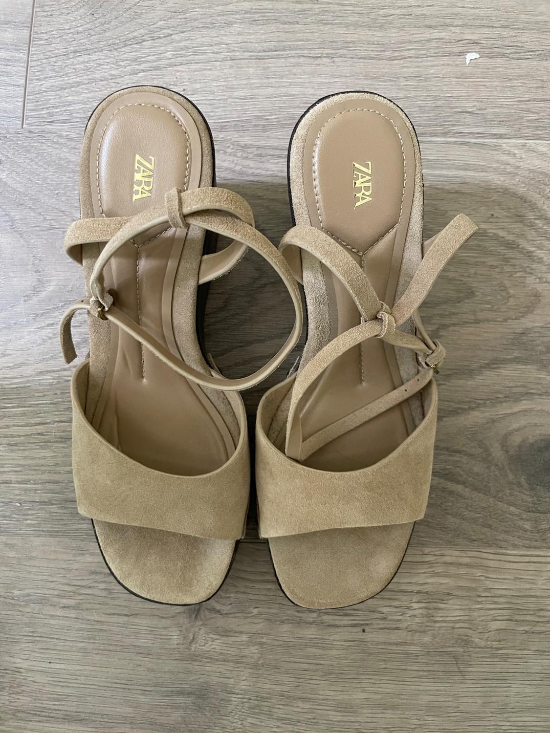 STUDDED SUEDE WEDGE SANDALS. NEW WITHOUT TAGS. NEVER WORN. - Image 2