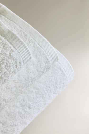 PLAIN COTTON TERRY BATH TOWEL (500 GXM²) - White by Zara - Image 1