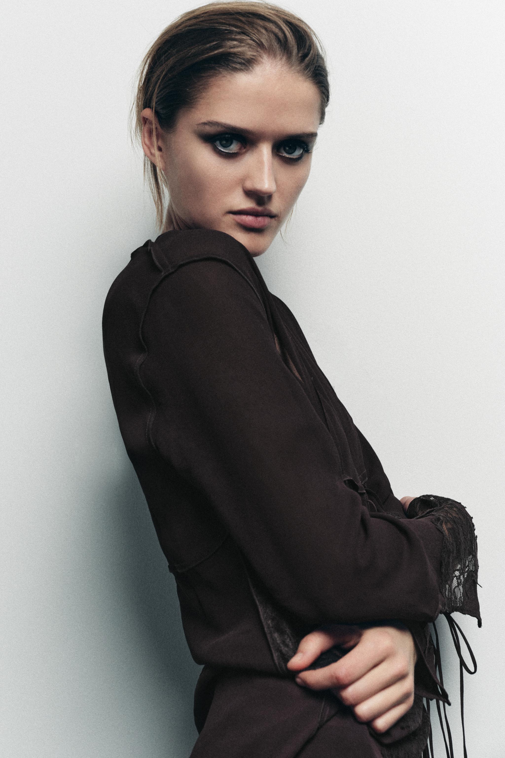 CHEMISE EN GEORGETTE AVEC DENTELLE ET NŒUDS