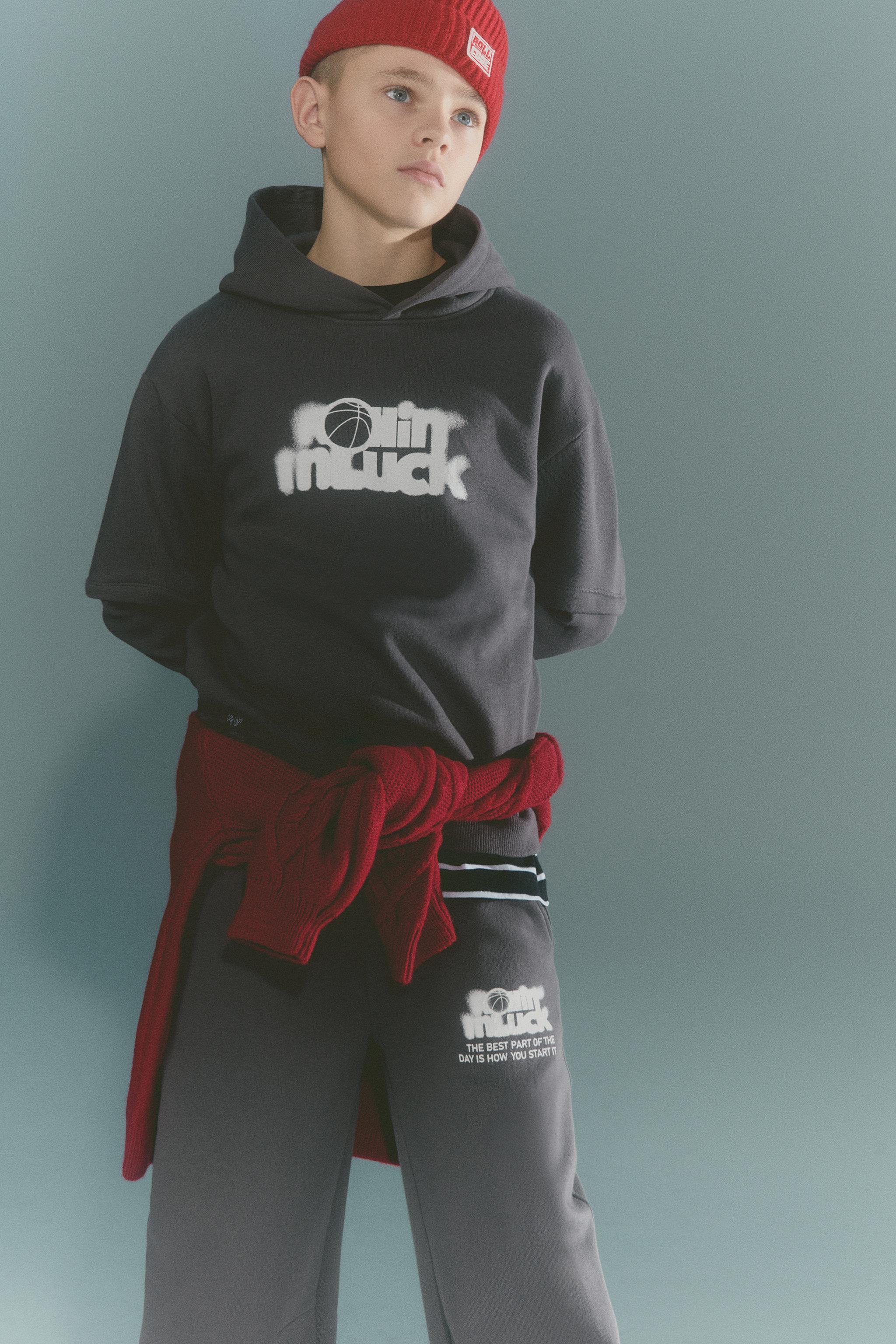 SWEAT À CAPUCHE ET DOUBLE MANCHE