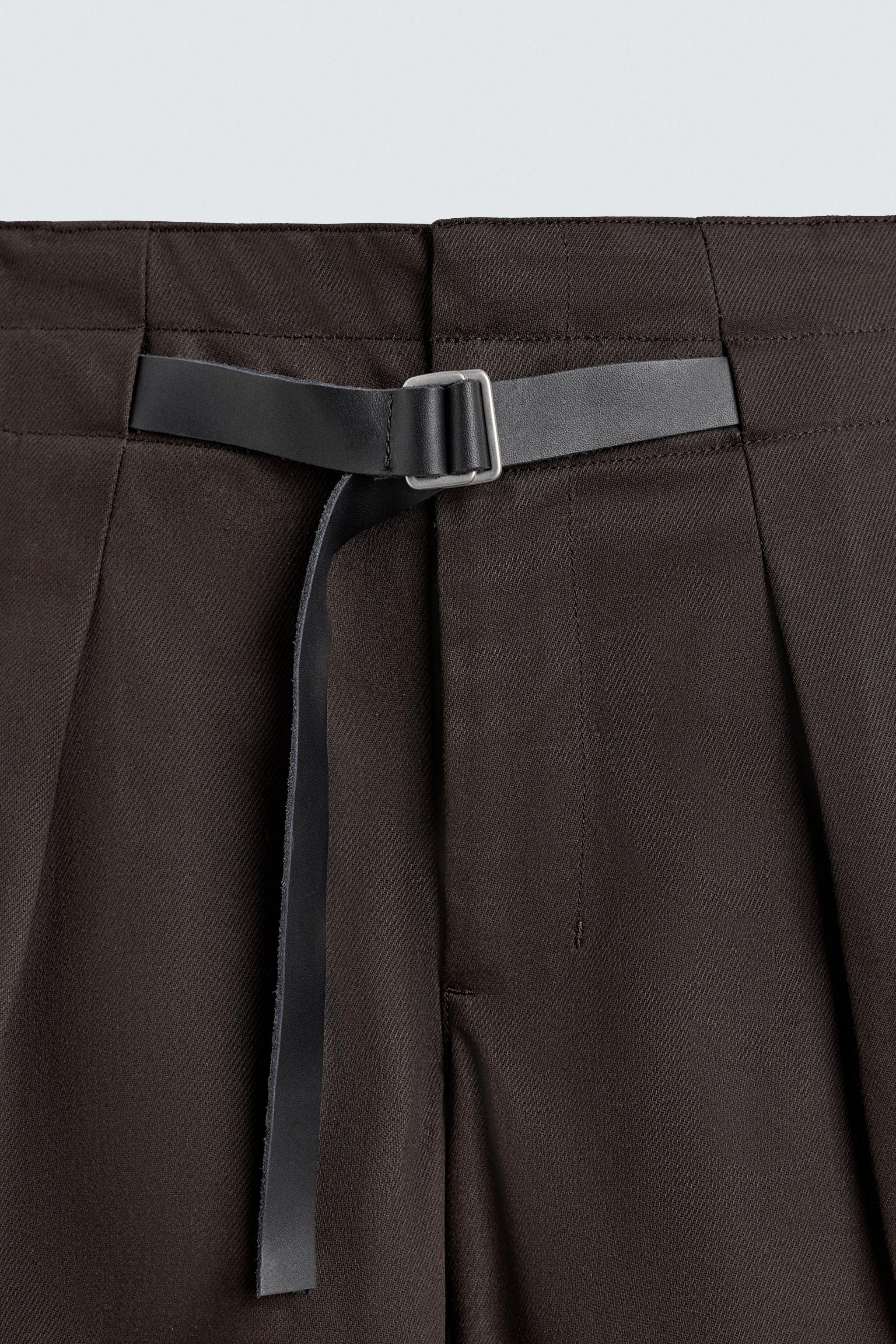 PANTALON À PLIS ET CEINTURE