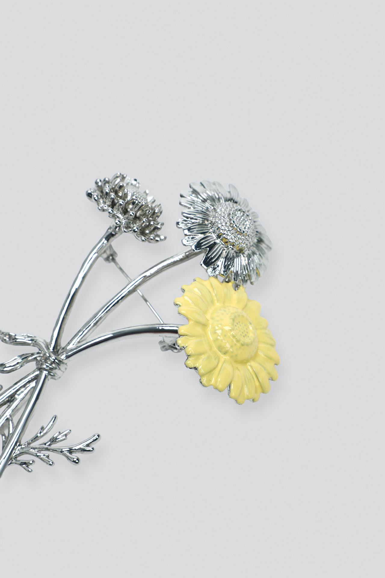 METAL 3-FLOWER BROOCH — Pastel yellow