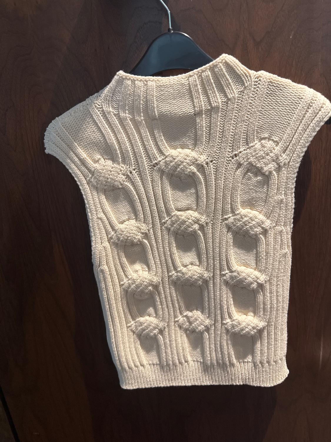 CABLE KNIT VEST - Image 2