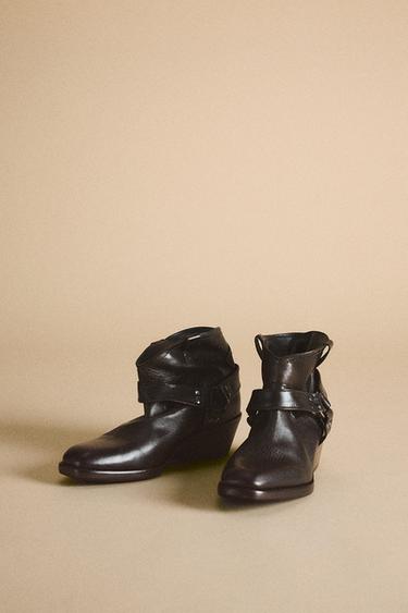 BOTÍN PIEL COWBOY ANILLAS - Marrón de Zara