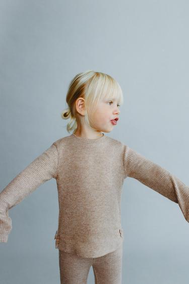 GERIPPTES SHIRT MIT GLÄNZENDEN SCHLEIFEN - grau-beige von Zara