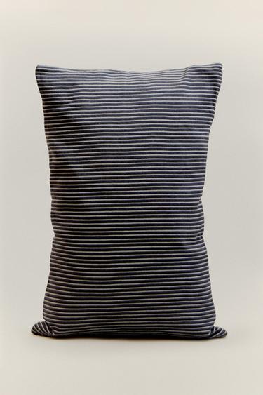 KISSENBEZUG MIT FEINEN STREIFEN - Blau von Zara