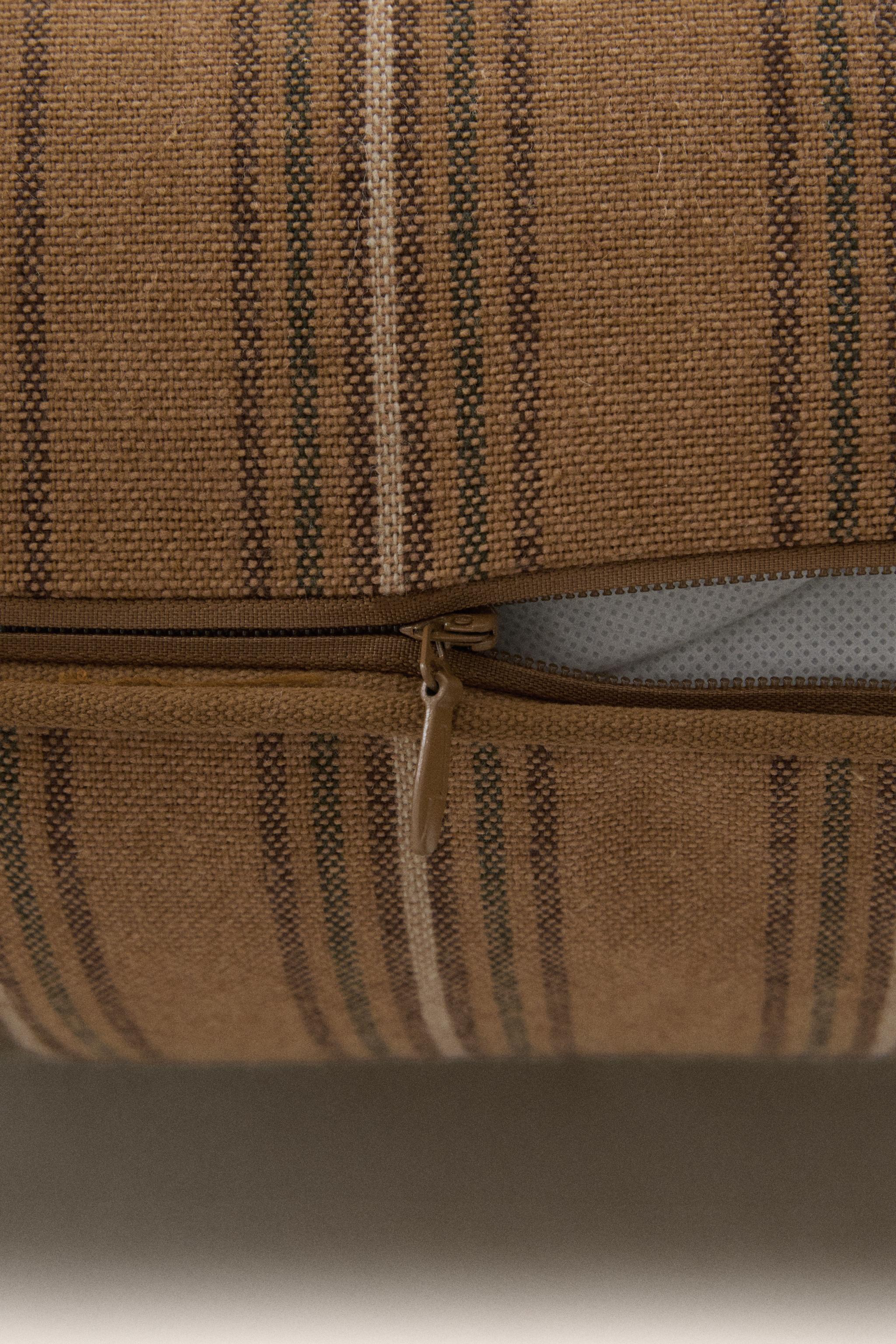 STRIPED FOLDABLE LOUNGE CHAIR