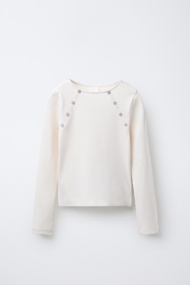 GERIPPTES T-SHIRT MIT KNÖPFEN UND CUT-OUT - Cremefarben von Zara